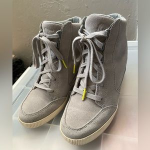 Sorel Out N About Wedge Sneakers in Dove Size 6
